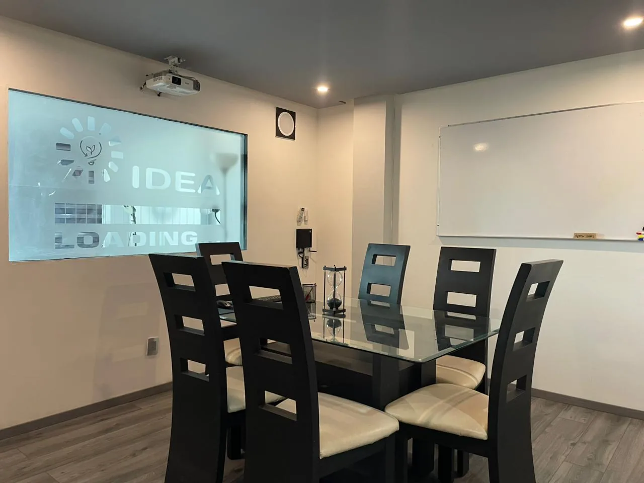 Sala de juntas equipada de OFyV